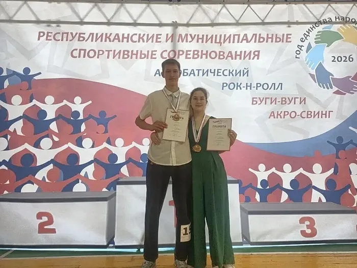 студенты с грамотами (1)