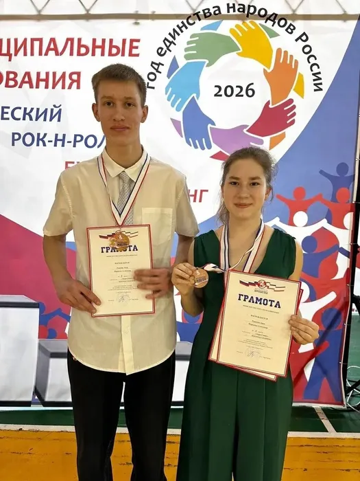 студенты с грамотами (2)