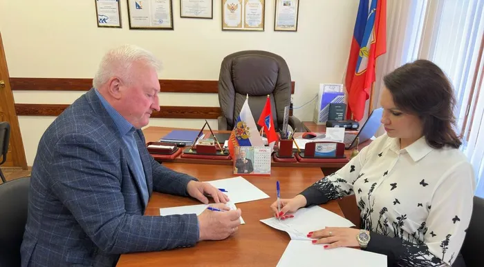 директора подписывают договор