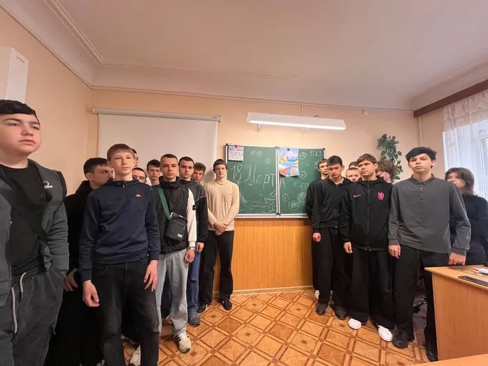 студенты украсили колледж к 18 марта (6)