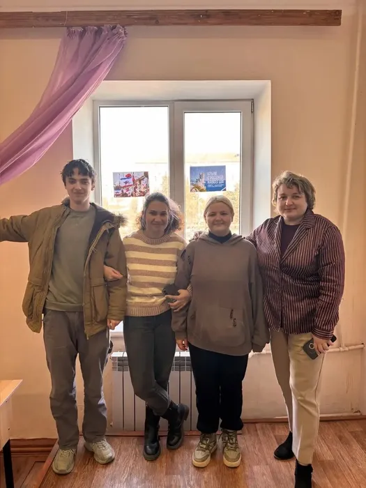 студенты украсили колледж к 18 марта (11)