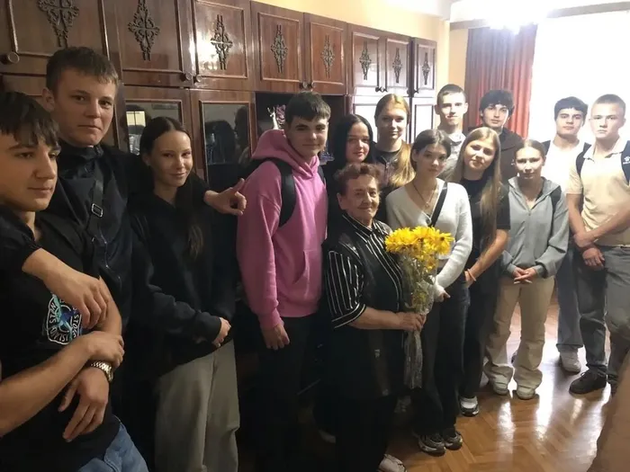 студенты поздравляют ветеранов СПО (4)