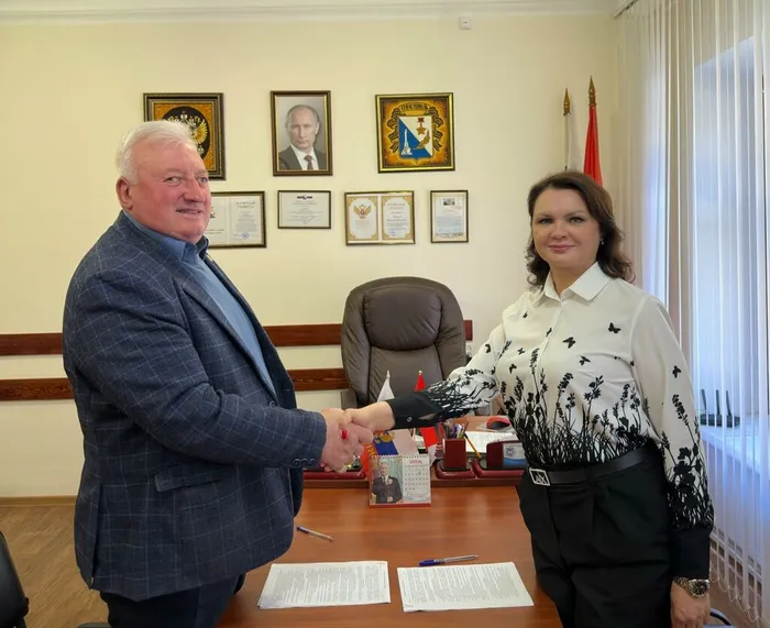 директора пожимают руки