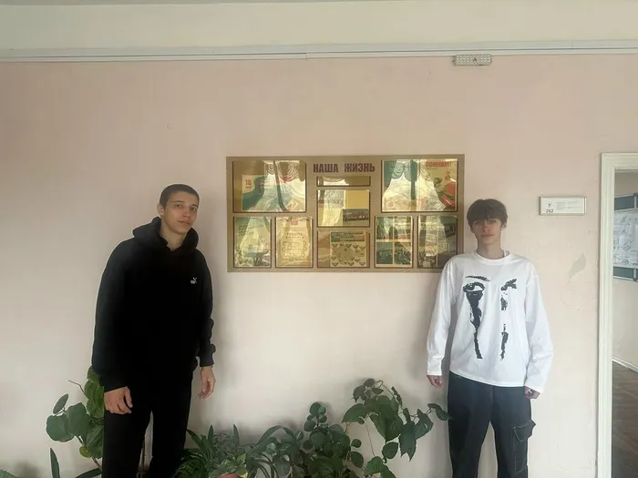 студенты украсили колледж к 18 марта (10)