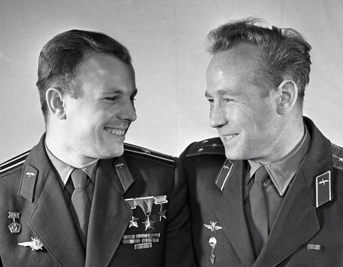 Космонавты Ю.А. Гагарин и А.А. Леонов.jpg