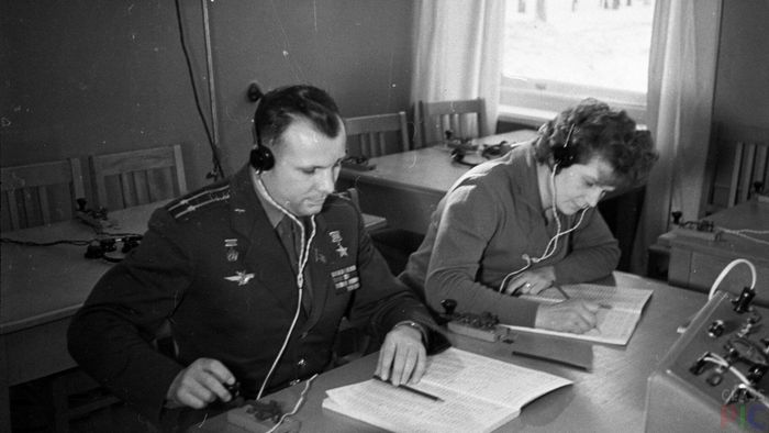 Космонавты Ю.А. Гагарин и В.В. Терешкова.jpg