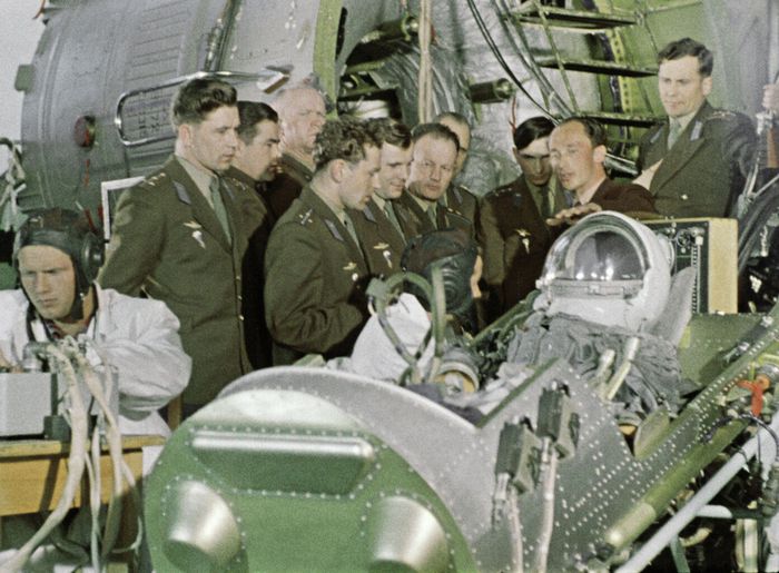 Космонавты первого отряда во время подготовки к полету. Ю.А. Гагарин второй слева в первом ряду.jpg