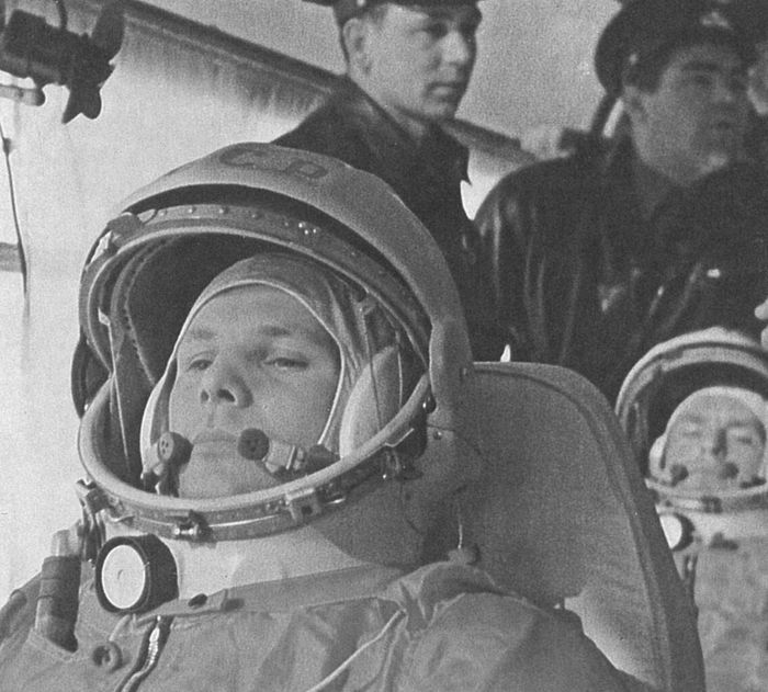 Космонавт Ю.А. Гагарин и его дублер Г.С. Титов по дороге на страт.jpg